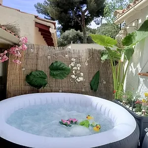 Adorable Petite Martigues